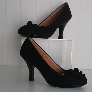 Sofft Blk Suede Pumps W Flowers.